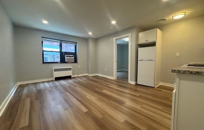 1 bed, 1 bath, 450 sqft, $1,549, Unit 5326 Fifth Ave. #17