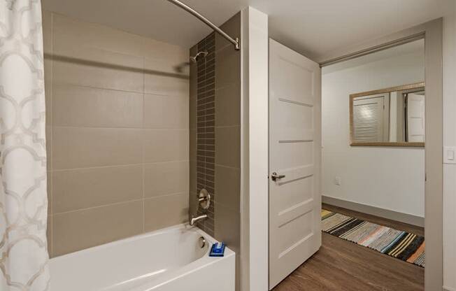 Bellevue Square apartments near Nintendo - Metro 112 Apartments - bath tub