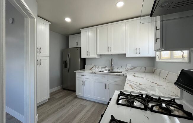 Remodeled & MOVE IN READY 2+1 duplex in Panorama City FOR LEASE!
