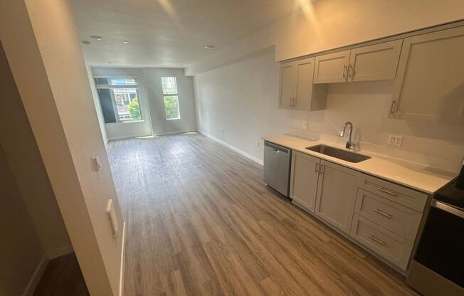 1 bed, 1 bath, 615 sqft, $1,750, Unit 40-203