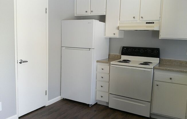 1 bed, 1 bath, 690 sqft, $1,400, Unit 54