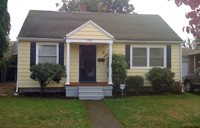 Great Overlook 2 Bedroom Bungalow - Steps to Max!!!!