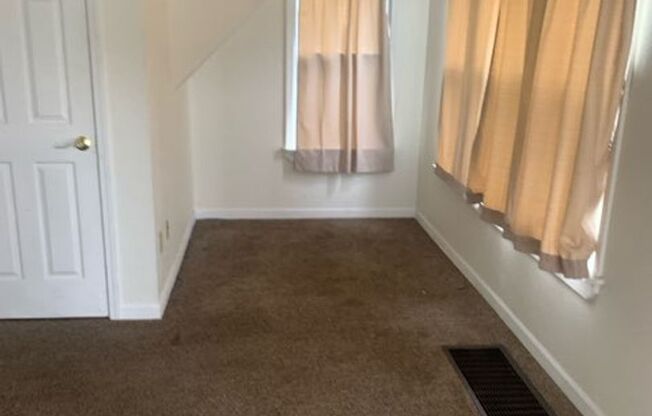 2 beds, 1 bath, $900