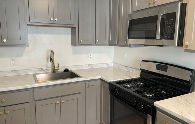 1 bed, 1 bath, 576 sqft, $795, Unit 612 S. Western Avenue