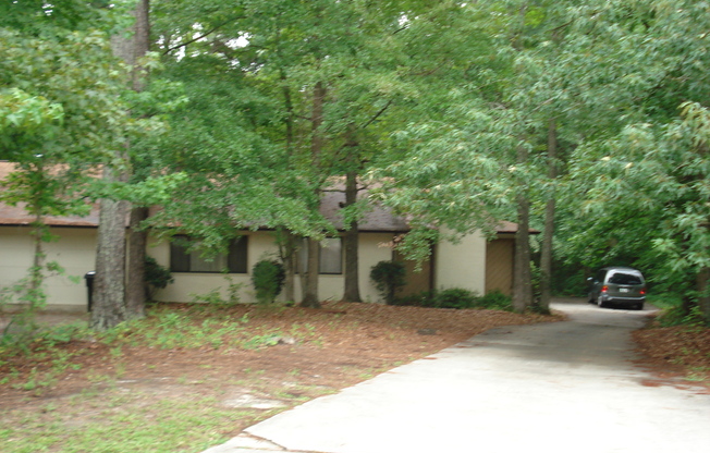 103 Arbor Gate: 2BD, 2BA ranch-style duplex on level, wooded, corner lot in cul-de-sac. Perfect, central Peachtree City location! Available NOV. 2024!