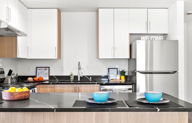 1 bed, 1 bath, 650 sqft, $1,200, Unit 1919 F