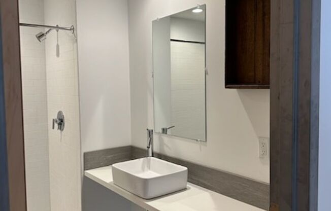 1 bed, 1 bath, 650 sqft, $1,900, Unit 409