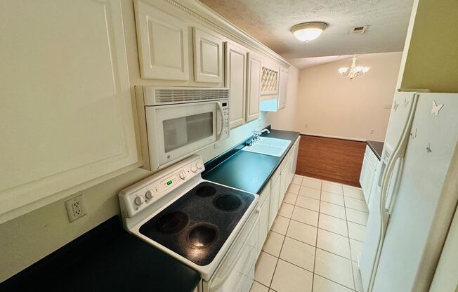 3 beds, 2 baths, $1,250, Unit APARTMENT 10