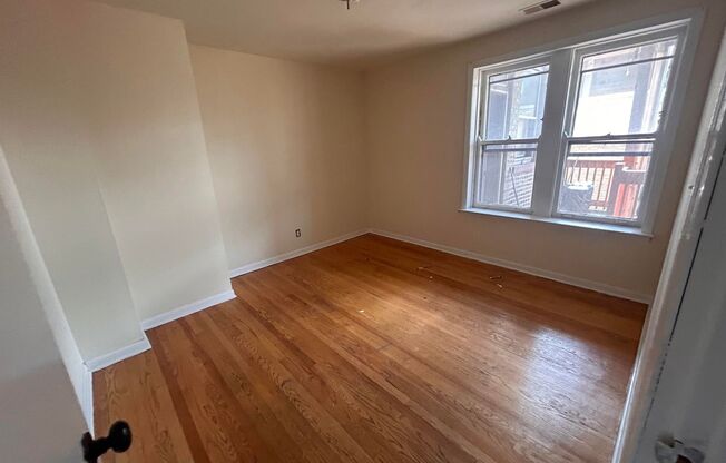 2 beds, 1 bath, $1,400