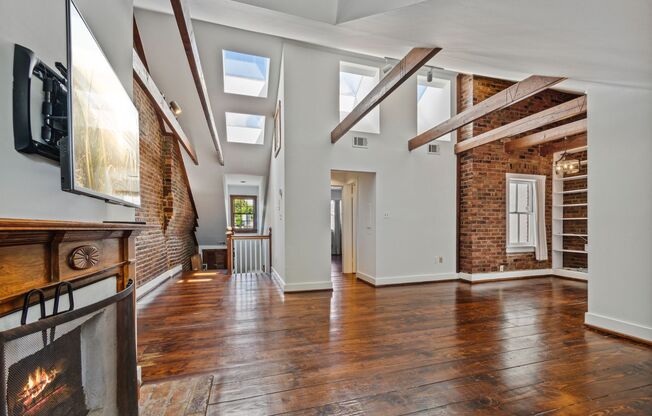Available Now! Georgetown! Professionally Managed High End 1 Bed/ 1 Bath Condo