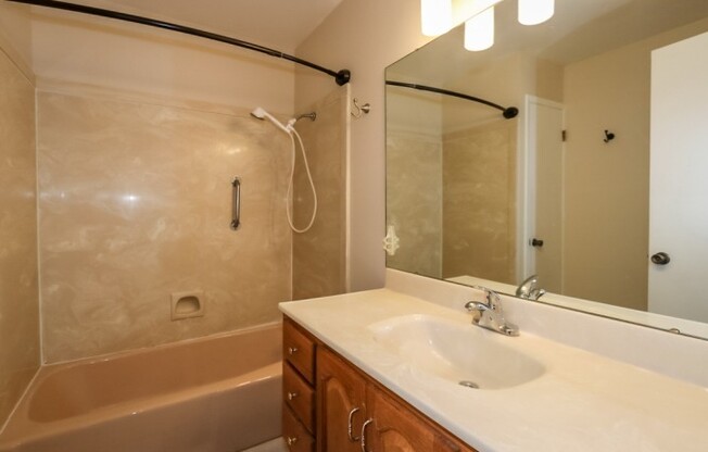 2 beds, 1.5 baths, $1,800, Unit 1173