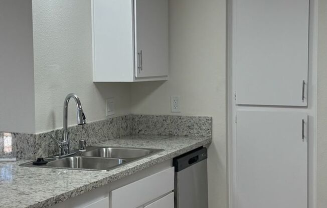 2 beds, 1 bath, 850 sqft, $2,200, Unit 6