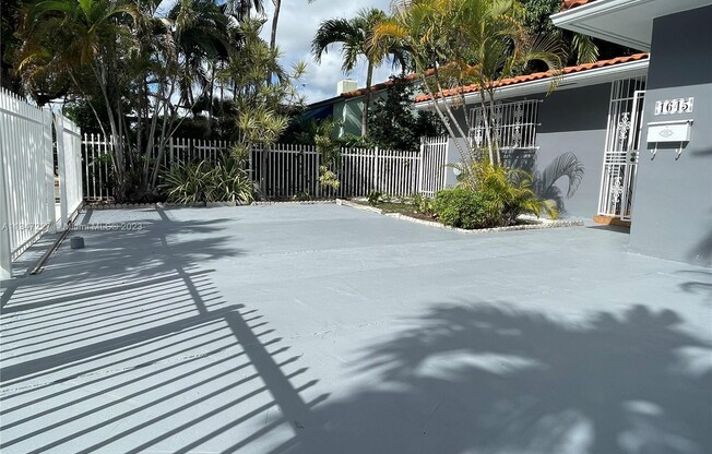1645 SW 10 ST
