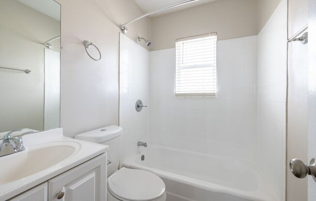 2 beds, 1 bath, 850 sqft, $1,250, Unit 00-A3