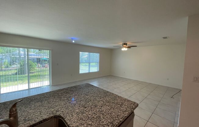 Fantastic 3 Bedroom, 2 Bathroom Home in Deltona!!