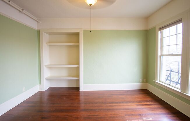 Fantastic Nob Hill Top-Floor 1Bdr with Hardwoods & Cute Built-ins!