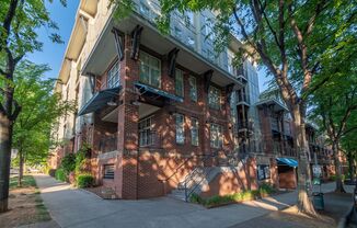 Wonderful 2bd/2bth uptown condo! lots of space in a beautiful building