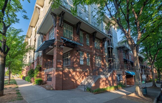 Wonderful 2bd/2bth uptown condo! lots of space in a beautiful building