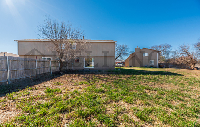 2122 S WHITE OAK CIR