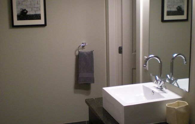 Studio, 1 bath, 980 sqft, $1,960, Unit 320