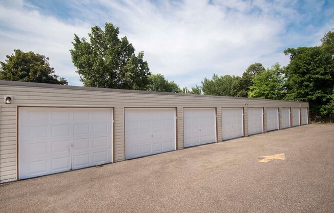 2 beds, 1 bath, 860 sqft, $1,310, Unit 842-105