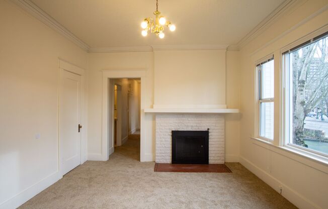 Gorgeous 2-Bedroom Corner Flat in 1911 Four-Plex!
