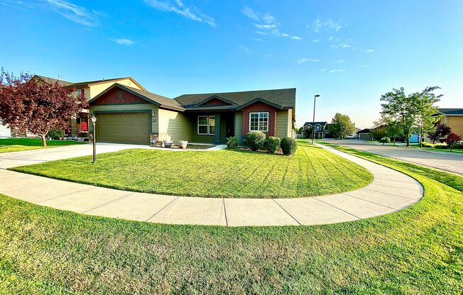 4 Bedroom + Bonus with 2 baths available 8/22