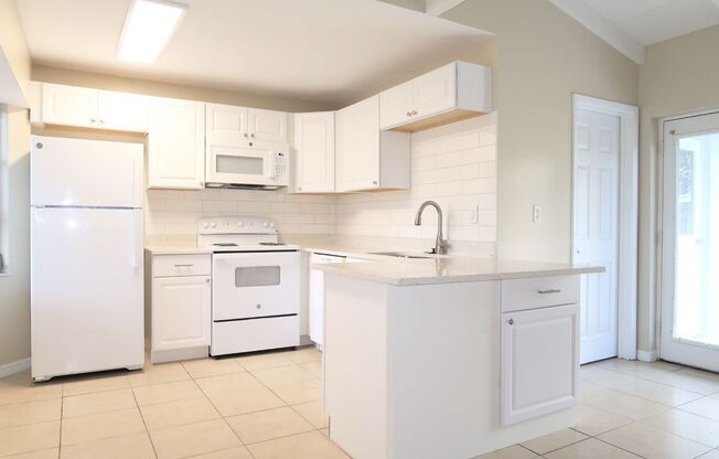 2 Bedroom, 1 Bathroom Home for Rent in St Petersburg!