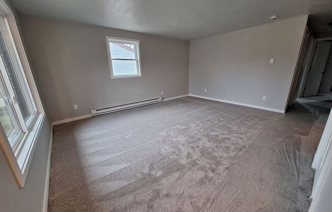 2 beds, 1 bath, $1,395, Unit 692 S. Olson Ave.