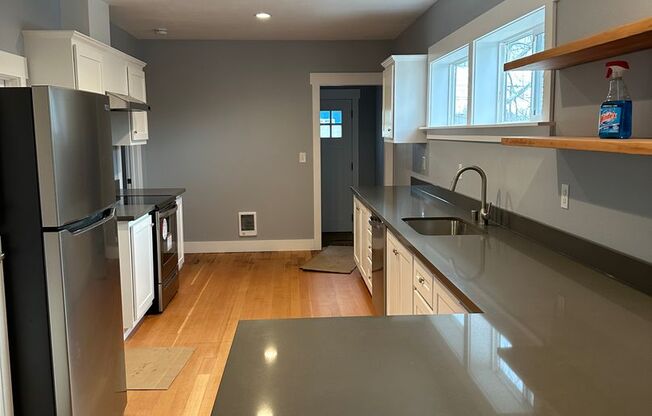 Beautifuly remodeled 2 plus Bedroom 1 3/4 bath Home in Tacoma!