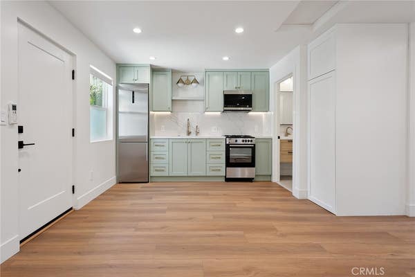 4039 COLONIAL AVE