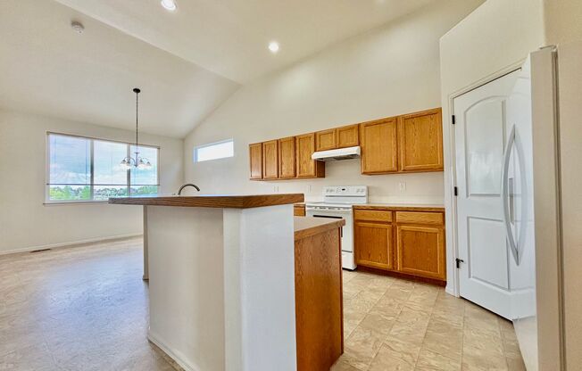 Beautiful 4 Bed, 3 Bath House in Maple Hill!