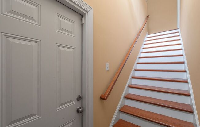 Beautiful Condo Minutes from Ballantyne with Modern Finishes & Great Amenities!