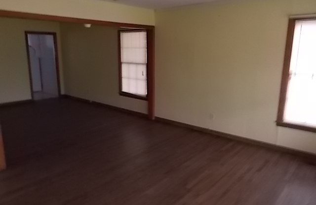 2 beds, 1 bath, $1,095