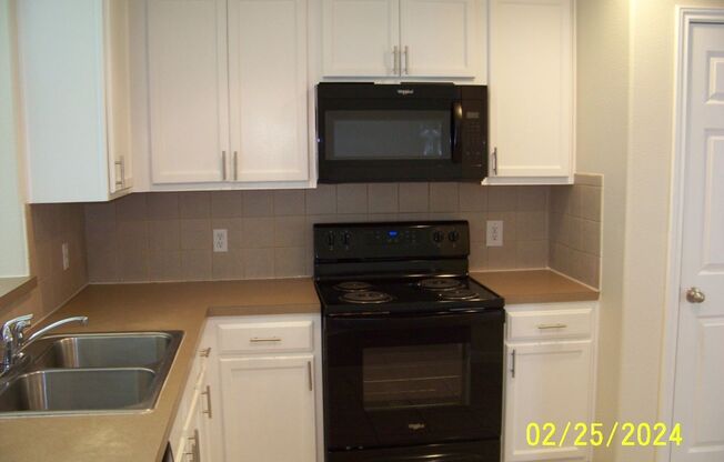 Excellent 4 bedroom in Hutto that shows like new