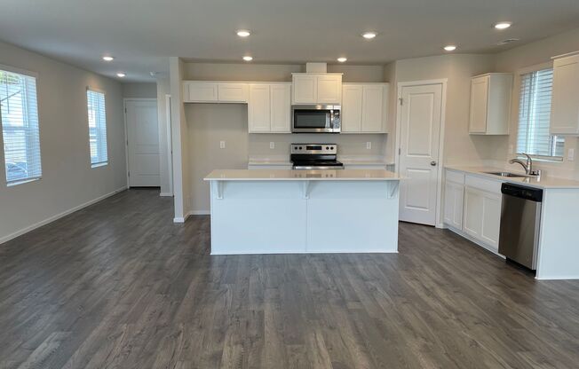 GORGEOUS 4 BED/2.5 BATH! HIGH END FINISHES ! SPACIOUS ROOMS ! FENCED BACK YARD !