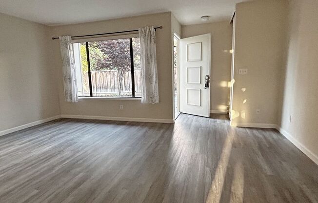 Bright and quiet two-story townhouse situated in the friendly Sunset Oaks community with an award-winning Cupertino school district! Centrally located in Sunnyvale, minutes from the Apple Campus.