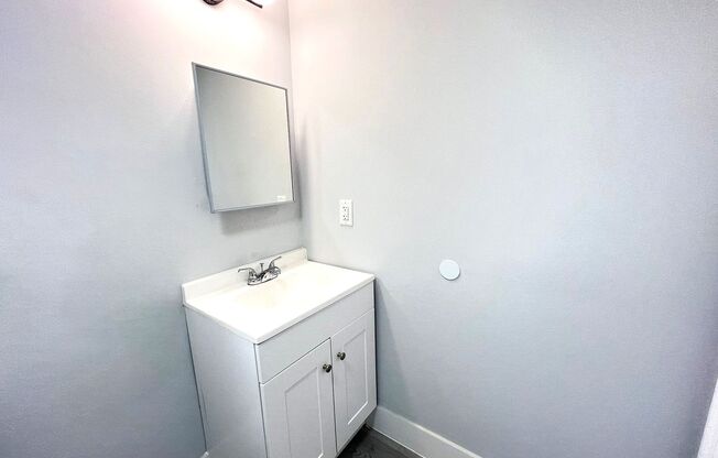 3 beds, 1 bath, 880 sqft, $2,300, Unit 5200-12