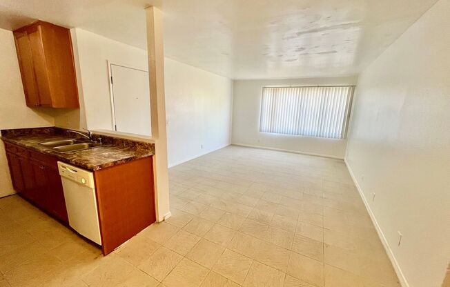 2BD/2BTH with Central A/C, Private Patio, Walk-In Closet, Onsite Laundry, and Parking!