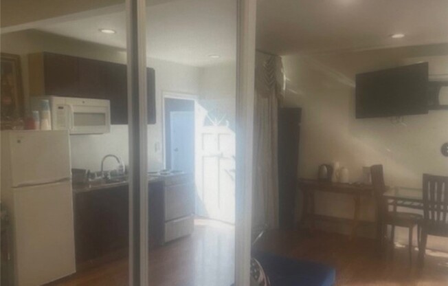 1 bed, 1 bath, 450 sqft, $1,950