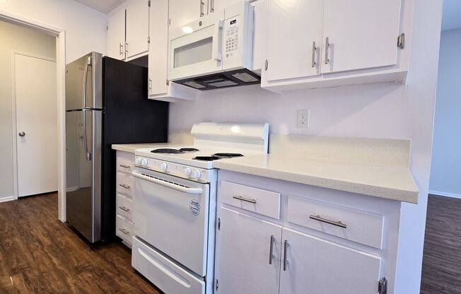 3 beds, 2 baths, 1,350 sqft, $2,898, Unit 33
