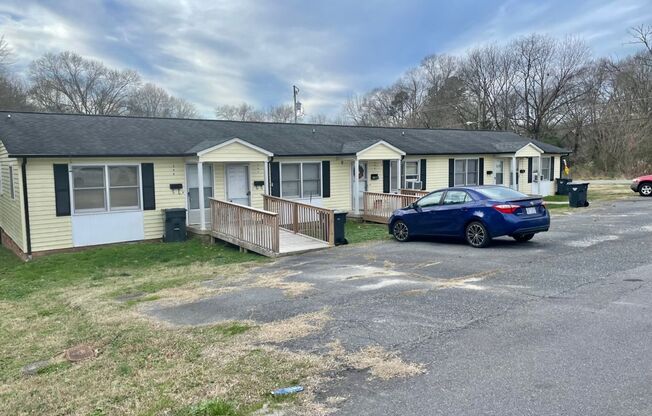 Adorable 1 bedroom 1 bath apartment . Located in Dallas