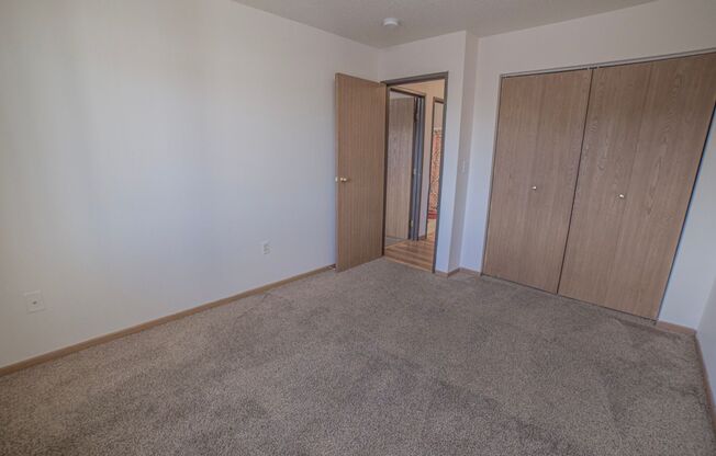 3 beds, 1 bath, 1,070 sqft, $965, Unit 1414-201