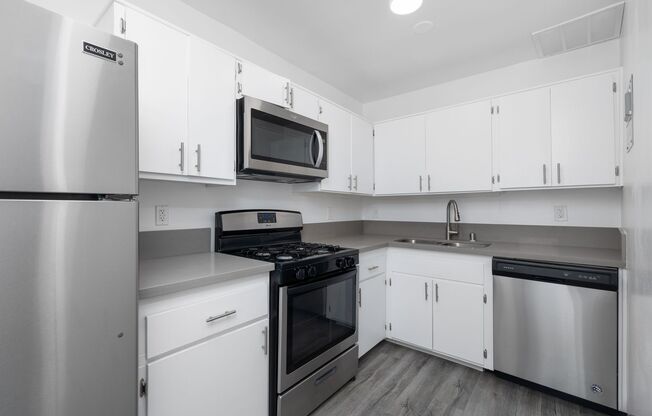 Studio, 1 bath, 615 sqft, $1,948, Unit 108