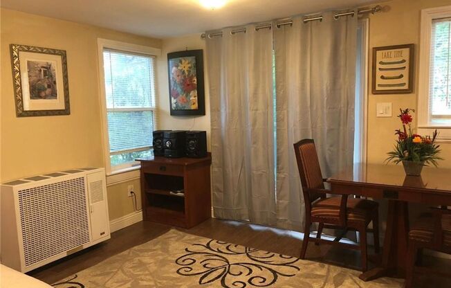 1 bed, 1 bath, $1,300, Unit Unit 1