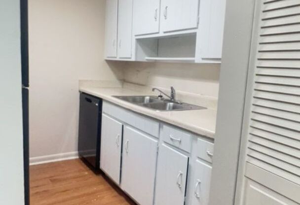 2 beds, 1 bath, 950 sqft, $1,085, Unit F18 Manor