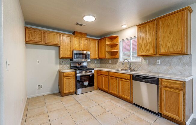 3 bed 2 bath home for RENT in Modesto by Highway 99