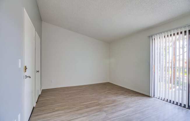 Harbor Cliff Apartments Empty Apartment Living Room