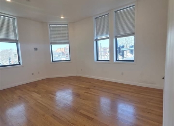 2 beds, 1 bath, $2,250, Unit 603