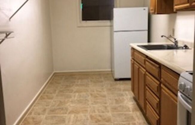 Nice studio apartment with modern fixtures and appliances